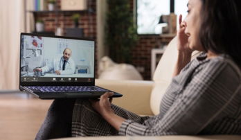 jovem-adulto-chamando-medico-em-telessaude-por-videochamada-falando-sobre-tratamento-de-saude-em-videoconferencia-e-telemedicina-reuniao-em-teleconferencia-remota-com-medico-consulta-online.jpg