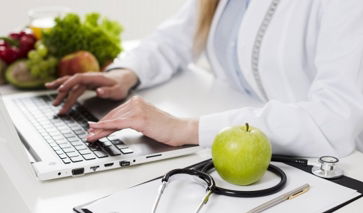 conceito-de-dieta-com-cientista-feminina-e-comida-saudavel-1-.jpg